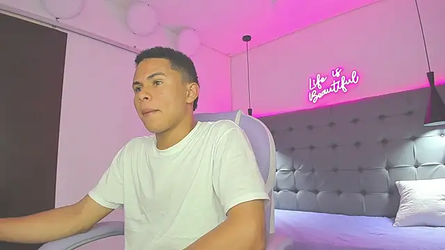 Snapshot of Liams18 chatting on 11/23/25, 03:05 Liams18 online show from 11/23/25, 03:05