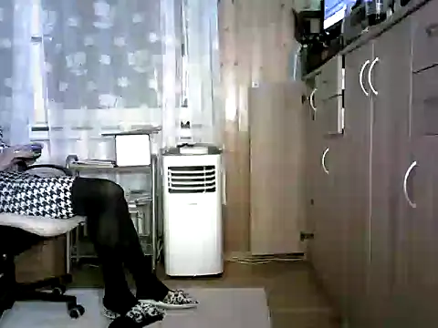 Snapshot of AgnesCross39 chatting on 11/04/25, 10:46 AgnesCross39 online show from 11/04/25, 10:46