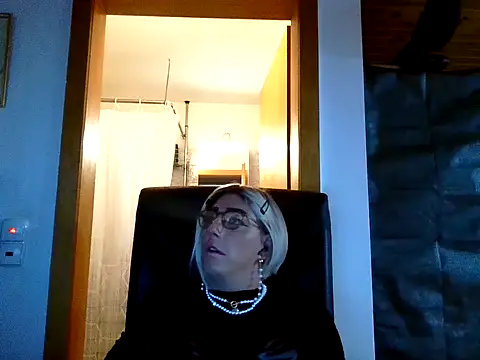 Snapshot of AgnesCross39 chatting on 11/14/25, 08:07 AgnesCross39 online show from 11/14/25, 08:07