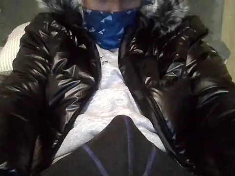 Snapshot of peluche374 chatting on 04/16/26, 04:35 peluche374 online show from 04/16/26, 04:35