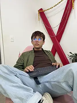 Snapshot of benjiDom chatting on 11/10/25, 12:21 benjiDom online show from 11/10/25, 12:21