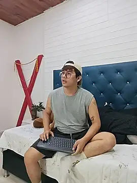 Snapshot of benjiDom chatting on 11/11/25, 12:11 benjiDom online show from 11/11/25, 12:11