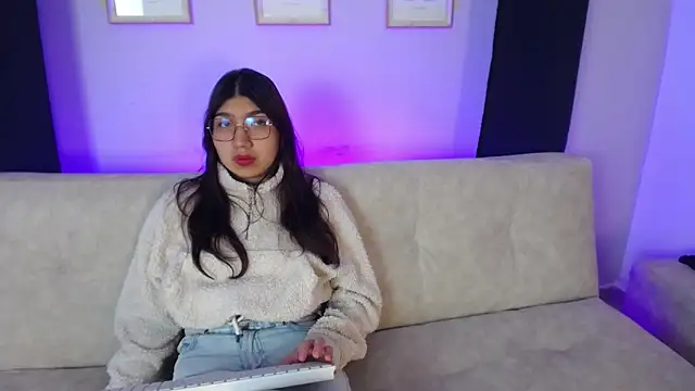 Mia Blair  online show from 11/07/25, 04:39