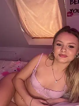 Snapshot of LillieWebb_ chatting on 11/07/25, 01:04 LillieWebb online show from 11/07/25, 01:04