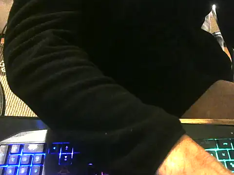 Snapshot of ellsaBunny chatting on 11/19/25, 03:01 ellsaBunny online show from 11/19/25, 03:01