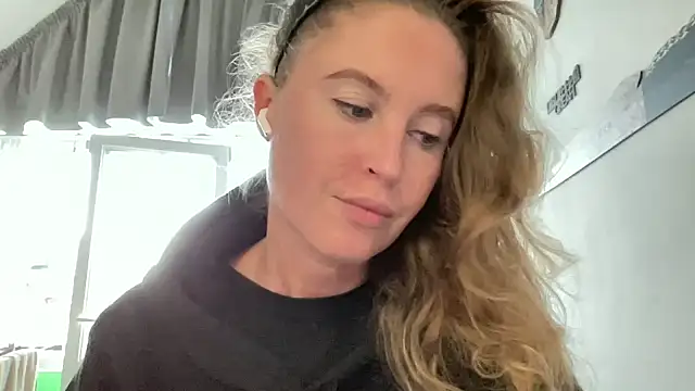 Snapshot of Ameli8 chatting on 11/08/25, 01:14 Ameli8 online show from 11/08/25, 01:14