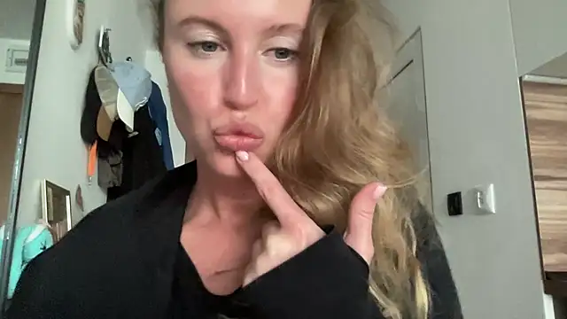 Snapshot of Ameli8 chatting on 11/05/25, 12:52 Ameli8 online show from 11/05/25, 12:52