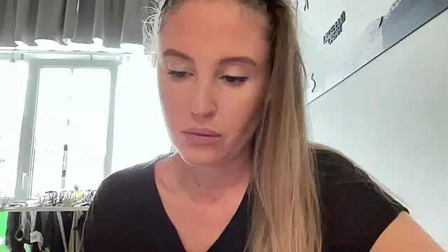 Snapshot of Ameli8 chatting on 11/07/25, 12:42 Ameli8 online show from 11/07/25, 12:42