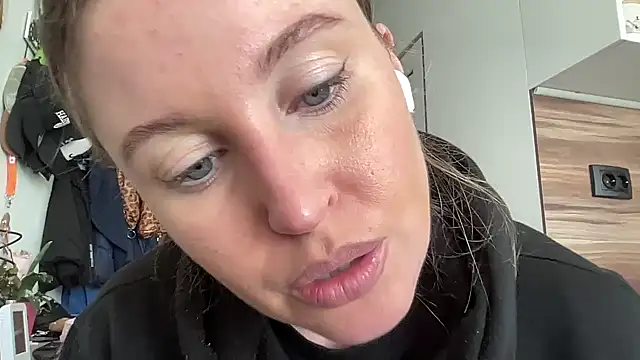 Snapshot of Ameli8 chatting on 02/19/26, 12:35 Ameli8 online show from 02/19/26, 12:35