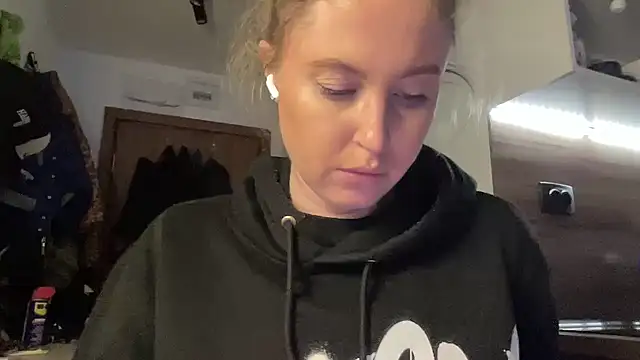 Snapshot of Ameli8 chatting on 02/14/26, 05:02 Ameli8 online show from 02/14/26, 05:02