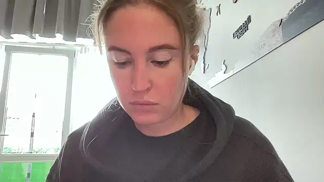 Snapshot of Ameli8 chatting on 11/11/25, 10:43 Ameli8 online show from 11/11/25, 10:43