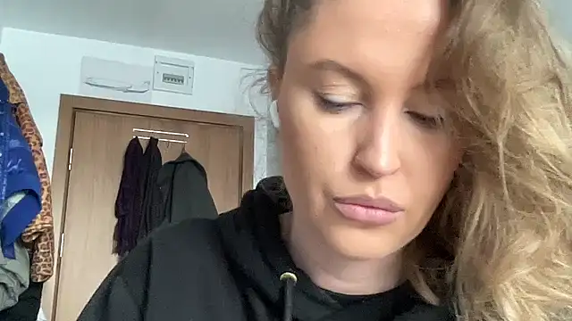 Snapshot of Ameli8 chatting on 02/15/26, 10:47 Ameli8 online show from 02/15/26, 10:47