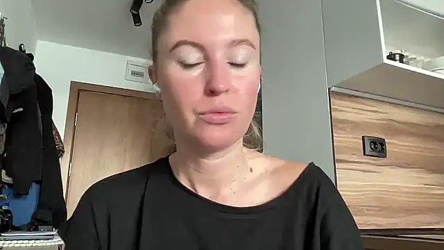 Snapshot of Ameli8 chatting on 11/09/25, 10:52 Ameli8 online show from 11/09/25, 10:52