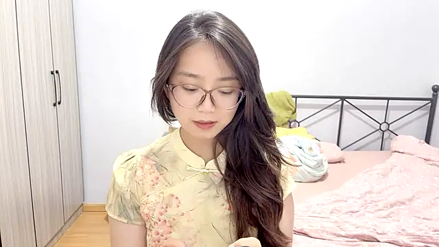 Snapshot of Hmm_0303 chatting on 05/10/26, 04:31 Hmm 0303 online show from 05/10/26, 04:31