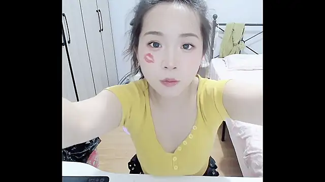 Snapshot of Hmm_0303 chatting on 05/19/26, 04:58 Hmm 0303 online show from 05/19/26, 04:58