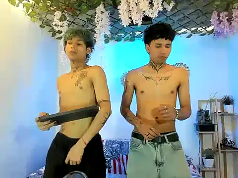 Snapshot of LATINDICKS chatting on 11/05/25, 03:48 LATINDICKS online show from 11/05/25, 03:48