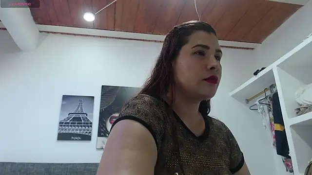 Snapshot of SweetSurrender69 chatting on 11/08/25, 03:32 SweetSurrender69 online show from 11/08/25, 03:32