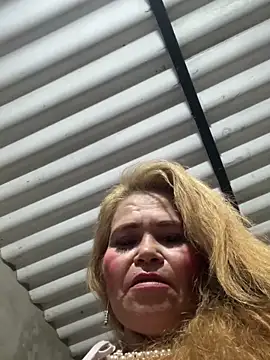 Snapshot of dirty_mother3 chatting on 12/17/25, 03:22 dirty mother3 online show from 12/17/25, 03:22