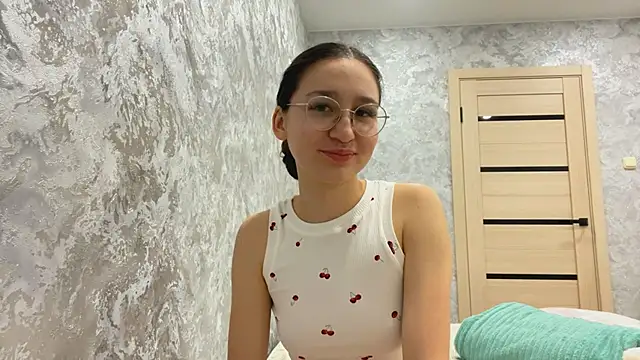 Snapshot of SofiYong chatting on 11/07/25, 04:00 SofiYong online show from 11/07/25, 04:00