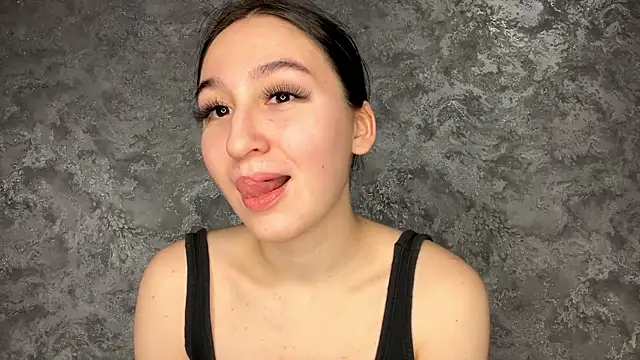 SofiYong online show from 12/18/25, 04:22