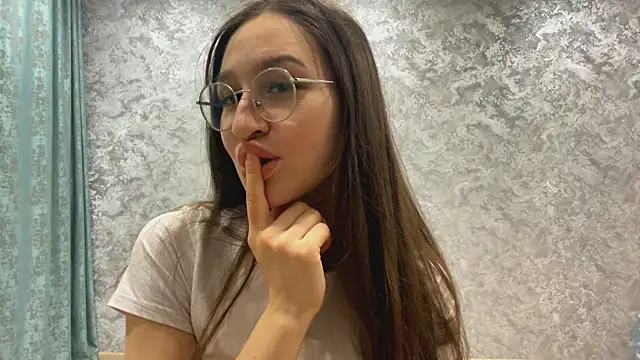 Snapshot of SofiYong chatting on 11/06/25, 04:11 SofiYong online show from 11/06/25, 04:11