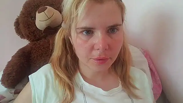 Snapshot of HornyElena chatting on 06/26/26, 08:20 HornyElena online show from 06/26/26, 08:20
