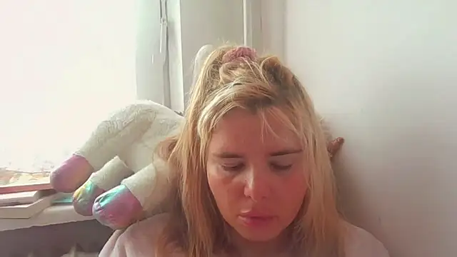 Snapshot of HornyElena chatting on 06/14/26, 01:12 HornyElena online show from 06/14/26, 01:12