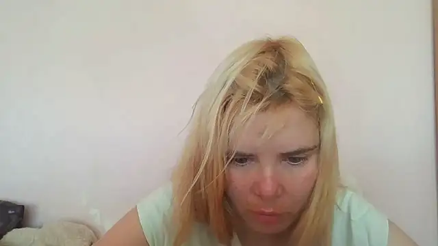 Snapshot of HornyElena chatting on 06/27/26, 08:09 HornyElena online show from 06/27/26, 08:09