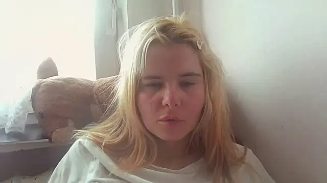Snapshot of HornyElena chatting on 06/20/26, 04:34 HornyElena online show from 06/20/26, 04:34