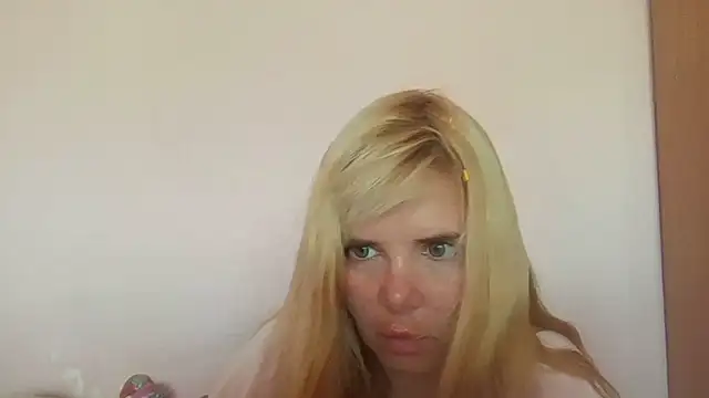Snapshot of HornyElena chatting on 06/27/26, 12:22 HornyElena online show from 06/27/26, 12:22