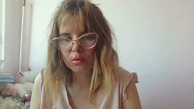 Snapshot of HornyElena chatting on 11/22/25, 11:53 HornyElena online show from 11/22/25, 11:53