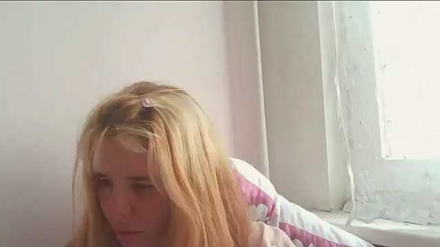 Snapshot of HornyElena chatting on 06/10/26, 03:24 HornyElena online show from 06/10/26, 03:24