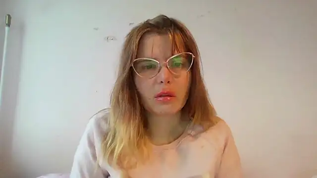 Snapshot of HornyElena chatting on 11/25/25, 02:06 HornyElena online show from 11/25/25, 02:06