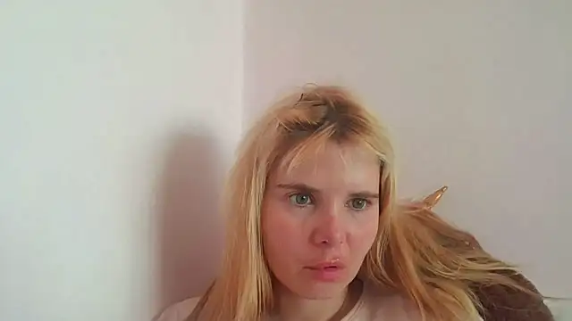 Snapshot of HornyElena chatting on 07/19/26, 10:12 HornyElena online show from 07/19/26, 10:12
