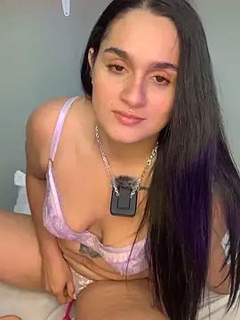 Snapshot of MiaLuxxx chatting on 11/16/25, 03:22 MiaLuxxx online show from 11/16/25, 03:22