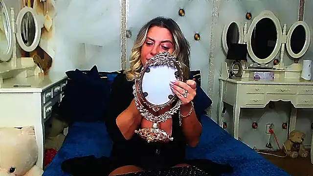 Snapshot of xplayfullblondexx chatting on 11/07/25, 06:07 xplayfullblondexx online show from 11/07/25, 06:07