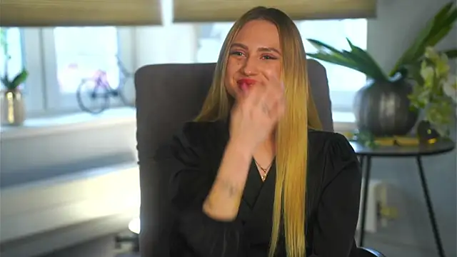 Snapshot of FreidaLerew chatting on 11/06/25, 05:11 FreidaLerew online show from 11/06/25, 05:11