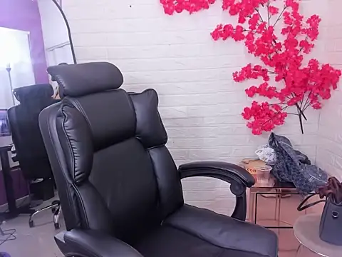 Snapshot of MiaStorm1 chatting on 11/06/25, 11:53 MiaStorm1 online show from 11/06/25, 11:53