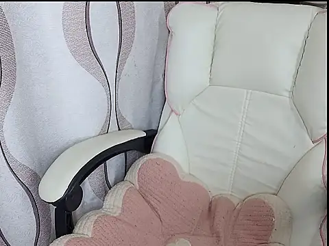 Snapshot of Molly-1997 chatting on 11/10/25, 07:24 Molly-1997 online show from 11/10/25, 07:24