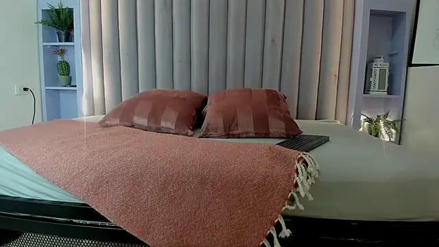 Snapshot of AnaVoss__ chatting on 11/24/25, 07:36 AnaVoss online show from 11/24/25, 07:36