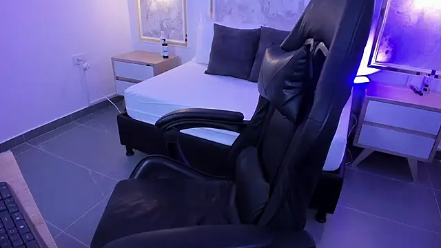 coral rosse  online show from 12/23/25, 02:33