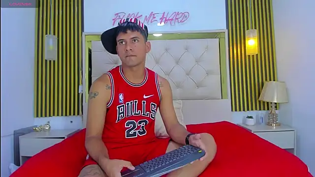 Snapshot of KEVIN_MCKINLEY chatting on 11/08/25, 05:22 KEVIN MCKINLEY online show from 11/08/25, 05:22