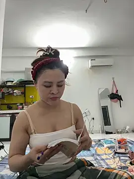 Snapshot of hellela-a chatting on 11/07/25, 06:56 hellela-a online show from 11/07/25, 06:56