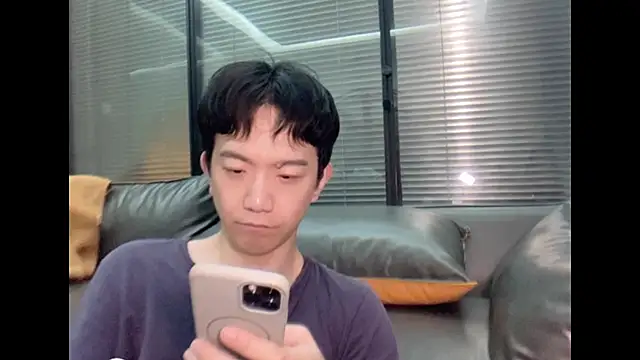 Snapshot of CouplingCry chatting on 12/04/25, 01:54 CouplingCry online show from 12/04/25, 01:54