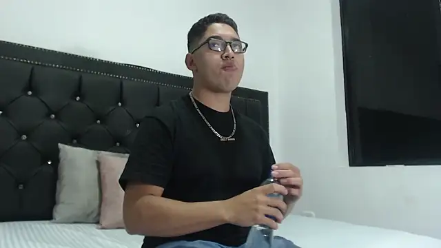 Snapshot of DanteVoss chatting on 11/07/25, 03:33 DanteVoss online show from 11/07/25, 03:33