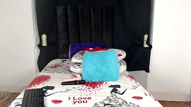 Snapshot of Miss-Berries chatting on 12/20/25, 12:35 Miss-Berries online show from 12/20/25, 12:35