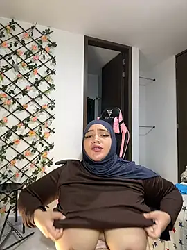 Snapshot of sweetmuslim01 chatting on 03/17/25, 12:53 sweetmuslim01 online show from 03/17/25, 12:53