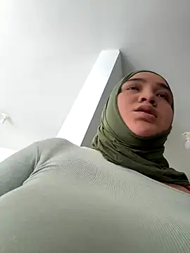 Snapshot of sweetmuslim01 chatting on 10/03/25, 05:25 sweetmuslim01 online show from 10/03/25, 05:25
