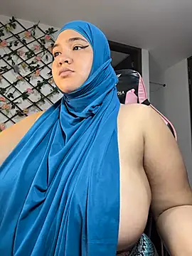 Snapshot of sweetmuslim01 chatting on 03/18/25, 12:19 sweetmuslim01 online show from 03/18/25, 12:19