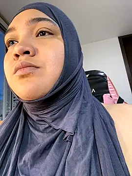 Snapshot of sweetmuslim01 chatting on 09/10/25, 11:04 sweetmuslim01 online show from 09/10/25, 11:04
